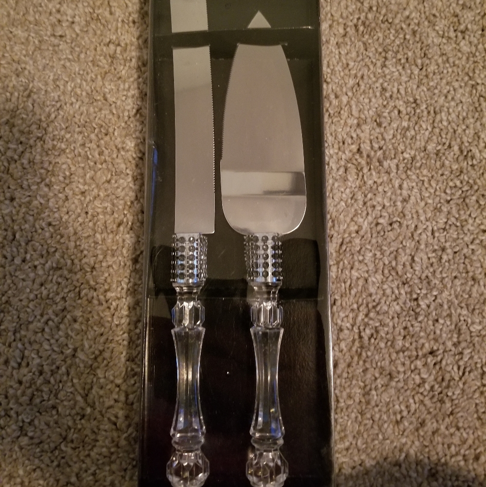 His and hers cake cutting set